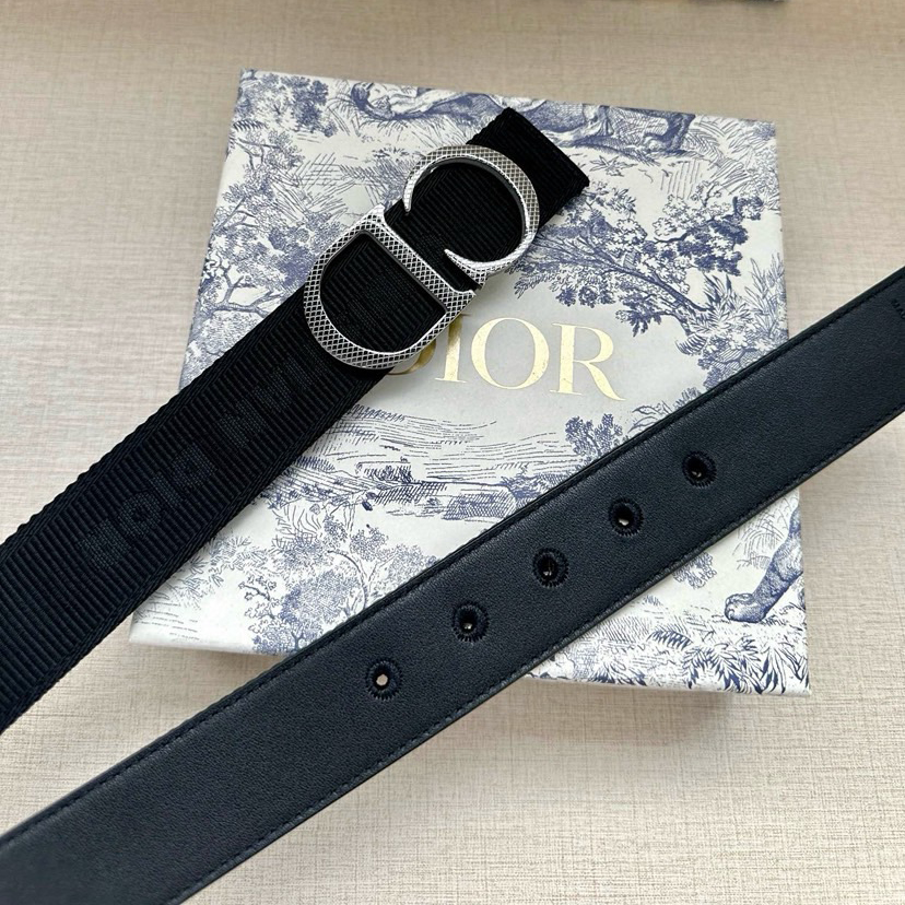 Dior Leather It Has A Thick Touch, With Clear And Distinct Printed Patterns It Is A Fashionable And Classic Men's Belt A Designer Belt A Casual And Smooth Buckle Belt For Both Women And Men With A Width Of 3.5 Cm And With Box