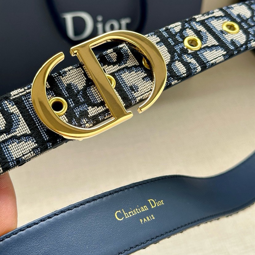 Dior Leather It Has A Thick Touch, With Clear And Distinct Printed Patterns It Is A Fashionable And Classic Men's Belt A Designer Belt A Casual And Smooth Buckle Belt For Both Women And Men With A Width Of 3.0 Cm And With Box