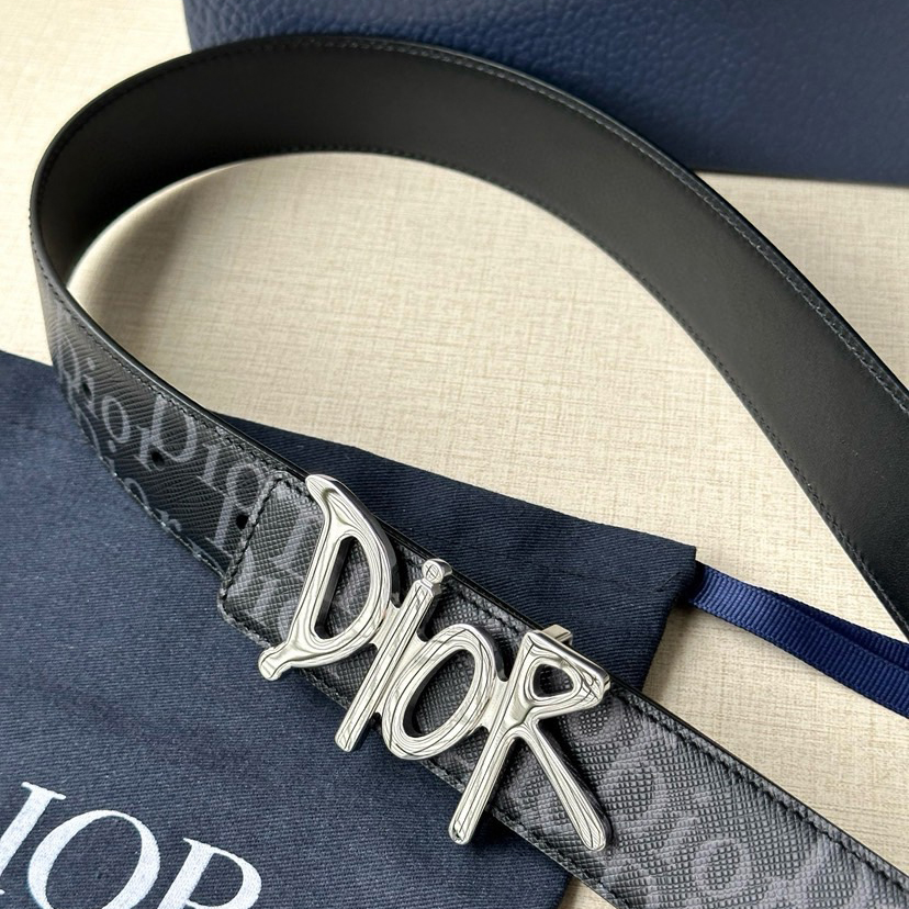 Dior Leather It Has A Thick Touch, With Clear And Distinct Printed Patterns It Is A Fashionable And Classic Men's Belt A Designer Belt A Casual And Smooth Buckle Belt For Both Women And Men With A Width Of 3.5 Cm And With Box