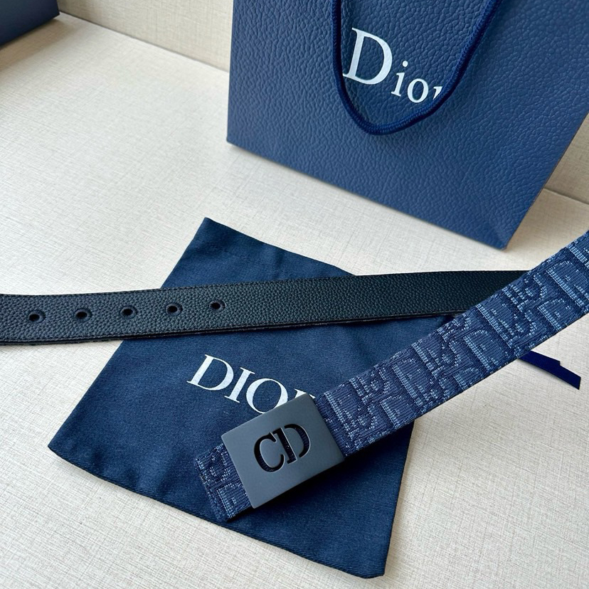 Dior Double-Sided Waistband With A Width Of 3.5cm And A Double-Sided Design Featuring Navy Blue Oblique Printed Fabric On One Side And Black Grain Leather On The Other Side Can Be Paired With Various 35mm Waistband Buckles Fashionable And Versatile