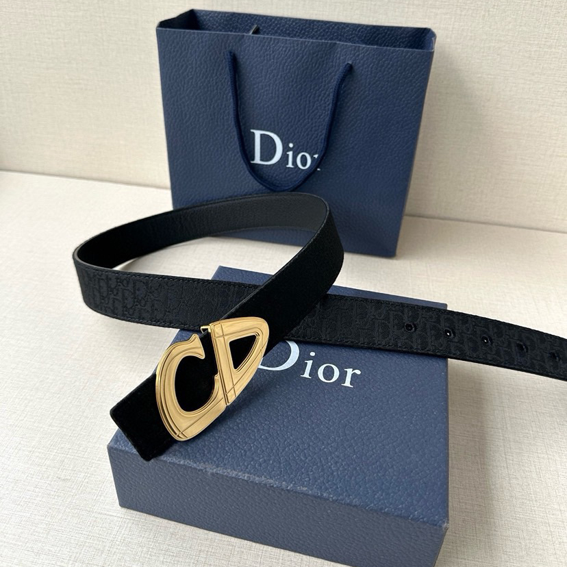 Dior Leather It Has A Thick Touch, With Clear And Distinct Printed Patterns It Is A Fashionable And Classic Men's Belt A Designer Belt A Casual And Smooth Buckle Belt For Both Women And Men With A Width Of 3.5 Cm And With Box