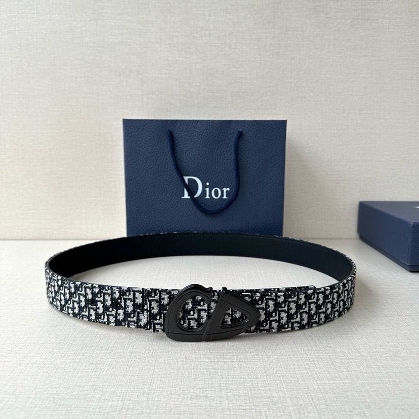 Dior Leather It Has A Thick Touch, With Clear And Distinct Printed Patterns It Is A Fashionable And Classic Men's Belt A Designer Belt A Casual And Smooth Buckle Belt For Both Women And Men With A Width Of 3.5 Cm And With Box