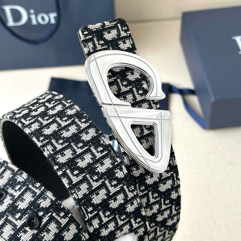 Dior Leather It Has A Thick Touch, With Clear And Distinct Printed Patterns It Is A Fashionable And Classic Men's Belt A Designer Belt A Casual And Smooth Buckle Belt For Both Women And Men With A Width Of 3.5 Cm And With Box