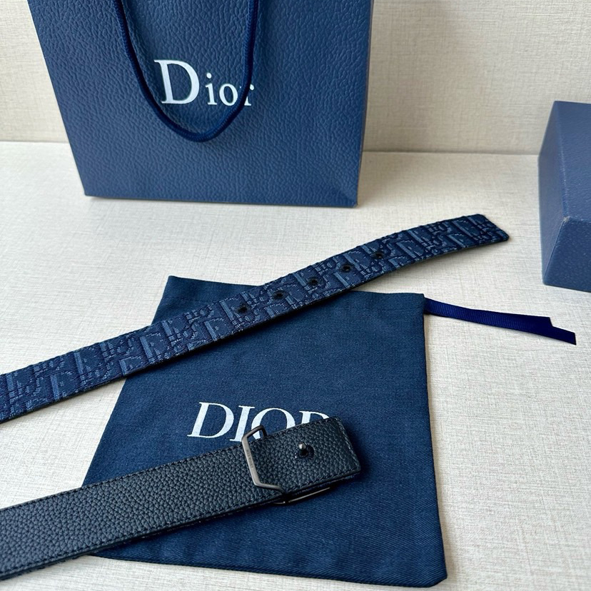 Dior Double-Sided Waistband With A Width Of 3.5cm And A Double-Sided Design Featuring Navy Blue Oblique Printed Fabric On One Side And Black Grain Leather On The Other Side Can Be Paired With Various 35mm Waistband Buckles Fashionable And Versatile