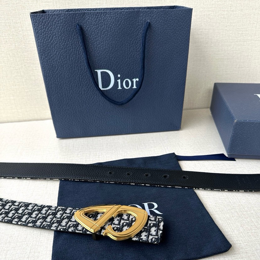 Dior Leather It Has A Thick Touch, With Clear And Distinct Printed Patterns It Is A Fashionable And Classic Men's Belt A Designer Belt A Casual And Smooth Buckle Belt For Both Women And Men With A Width Of 3.5 Cm And With Box
