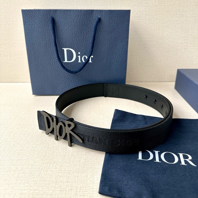 Dior Leather It Has A Thick Touch, With Clear And Distinct Printed Patterns It Is A Fashionable And Classic Men's Belt A Designer Belt A Casual And Smooth Buckle Belt For Both Women And Men With A Width Of 3.5 Cm And With Box