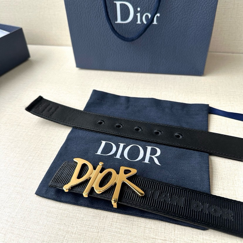 Dior Leather It Has A Thick Touch, With Clear And Distinct Printed Patterns It Is A Fashionable And Classic Men's Belt A Designer Belt A Casual And Smooth Buckle Belt For Both Women And Men With A Width Of 3.5 Cm And With Box
