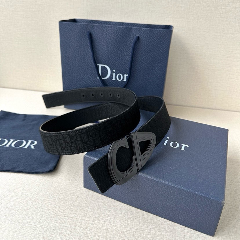 Dior Leather It Has A Thick Touch, With Clear And Distinct Printed Patterns It Is A Fashionable And Classic Men's Belt A Designer Belt A Casual And Smooth Buckle Belt For Both Women And Men With A Width Of 3.5 Cm And With Box