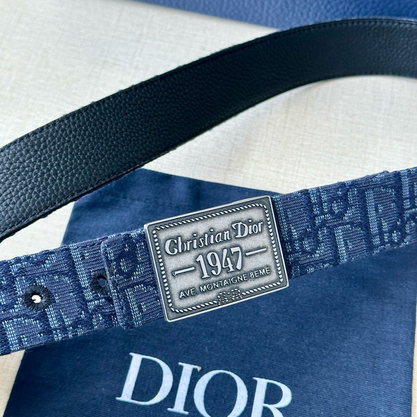 Dior Double-Sided Waistband With A Width Of 3.5cm And A Double-Sided Design Featuring Navy Blue Oblique Printed Fabric On One Side And Black Grain Leather On The Other Side Can Be Paired With Various 35mm Waistband Buckles Fashionable And Versatile