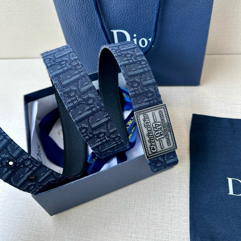 Dior Double-Sided Waistband With A Width Of 3.5cm And A Double-Sided Design Featuring Navy Blue Oblique Printed Fabric On One Side And Black Grain Leather On The Other Side Can Be Paired With Various 35mm Waistband Buckles Fashionable And Versatile