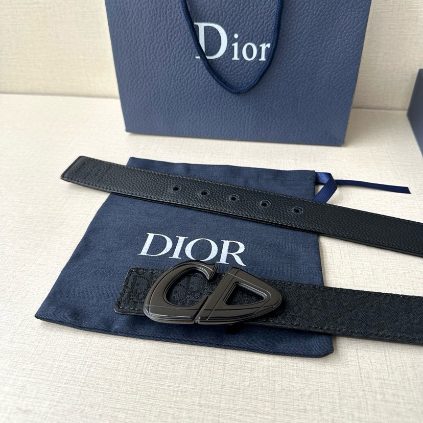 Dior Leather It Has A Thick Touch, With Clear And Distinct Printed Patterns It Is A Fashionable And Classic Men's Belt A Designer Belt A Casual And Smooth Buckle Belt For Both Women And Men With A Width Of 3.5 Cm And With Box