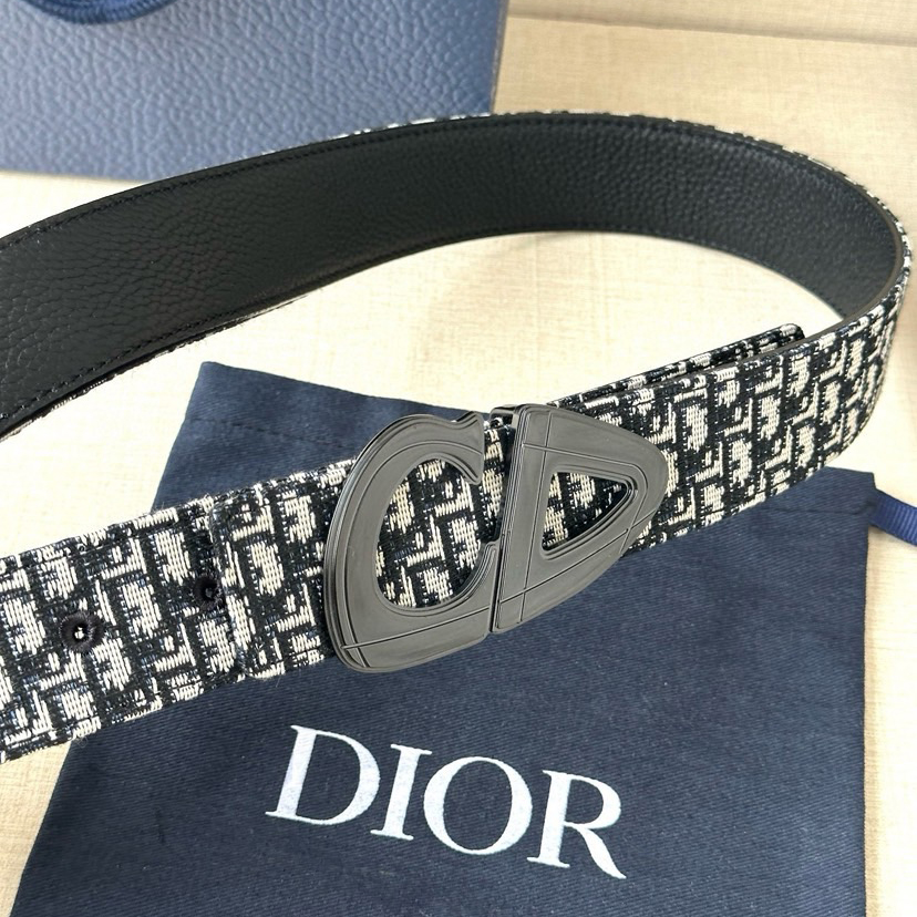 Dior Leather It Has A Thick Touch, With Clear And Distinct Printed Patterns It Is A Fashionable And Classic Men's Belt A Designer Belt A Casual And Smooth Buckle Belt For Both Women And Men With A Width Of 3.5 Cm And With Box