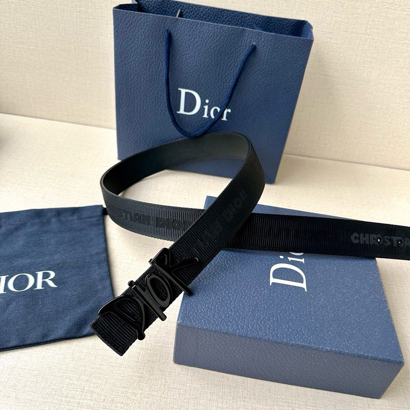 Dior Leather It Has A Thick Touch, With Clear And Distinct Printed Patterns It Is A Fashionable And Classic Men's Belt A Designer Belt A Casual And Smooth Buckle Belt For Both Women And Men With A Width Of 3.5 Cm And With Box