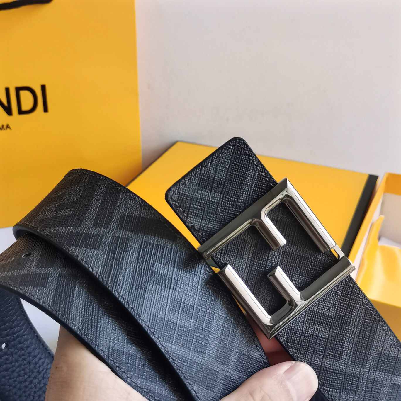 FENDI Leather It Has A Thick Touch With Clear And Distinct Printing Patterns It Is A Fashionable And Classic Men's Belt A Designer Belt A Casual And Smooth Buckle Belt For Both Women And Men With A Width Of 4.0 Cm And With Box