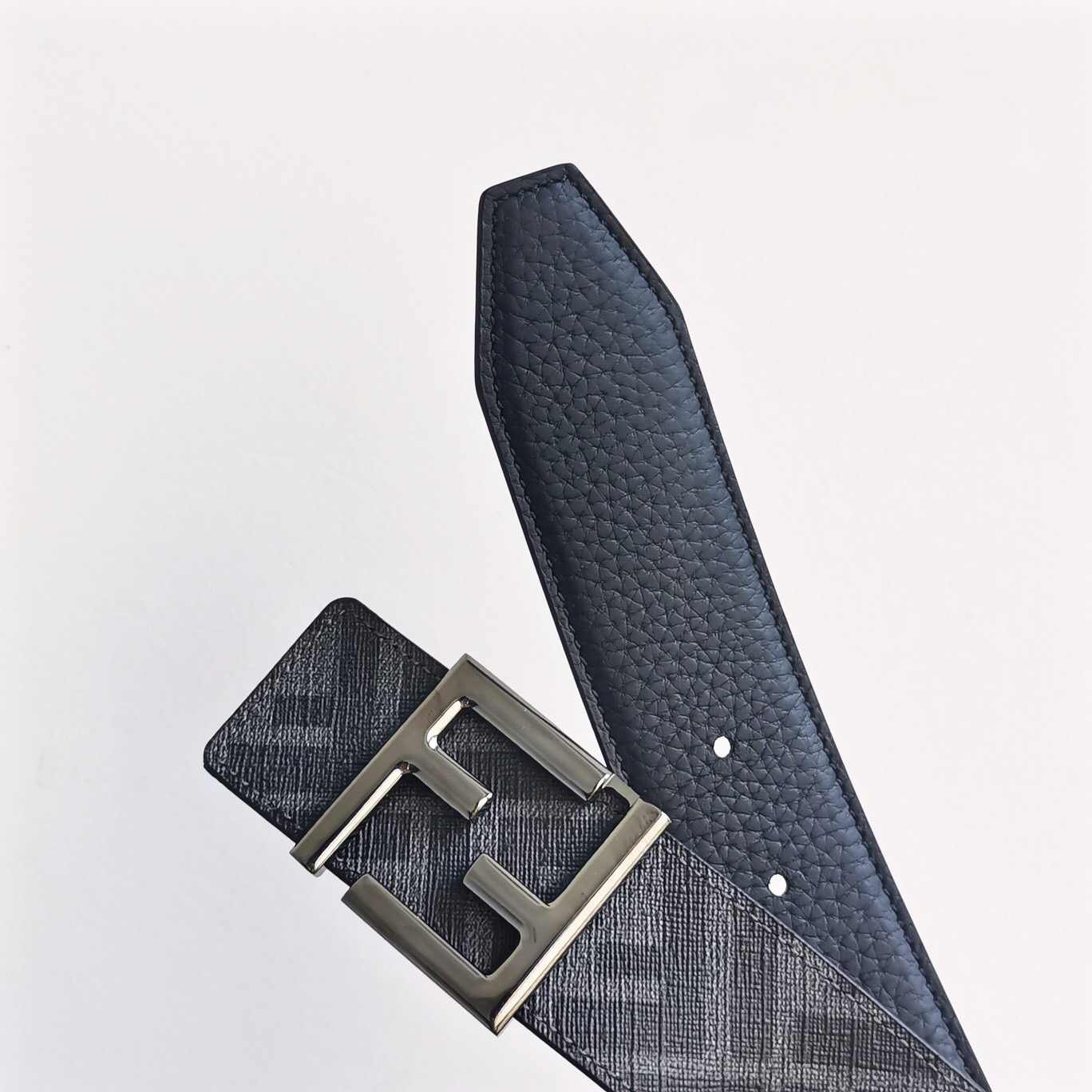 FENDI Leather It Has A Thick Touch With Clear And Distinct Printing Patterns It Is A Fashionable And Classic Men's Belt A Designer Belt A Casual And Smooth Buckle Belt For Both Women And Men With A Width Of 4.0 Cm And With Box