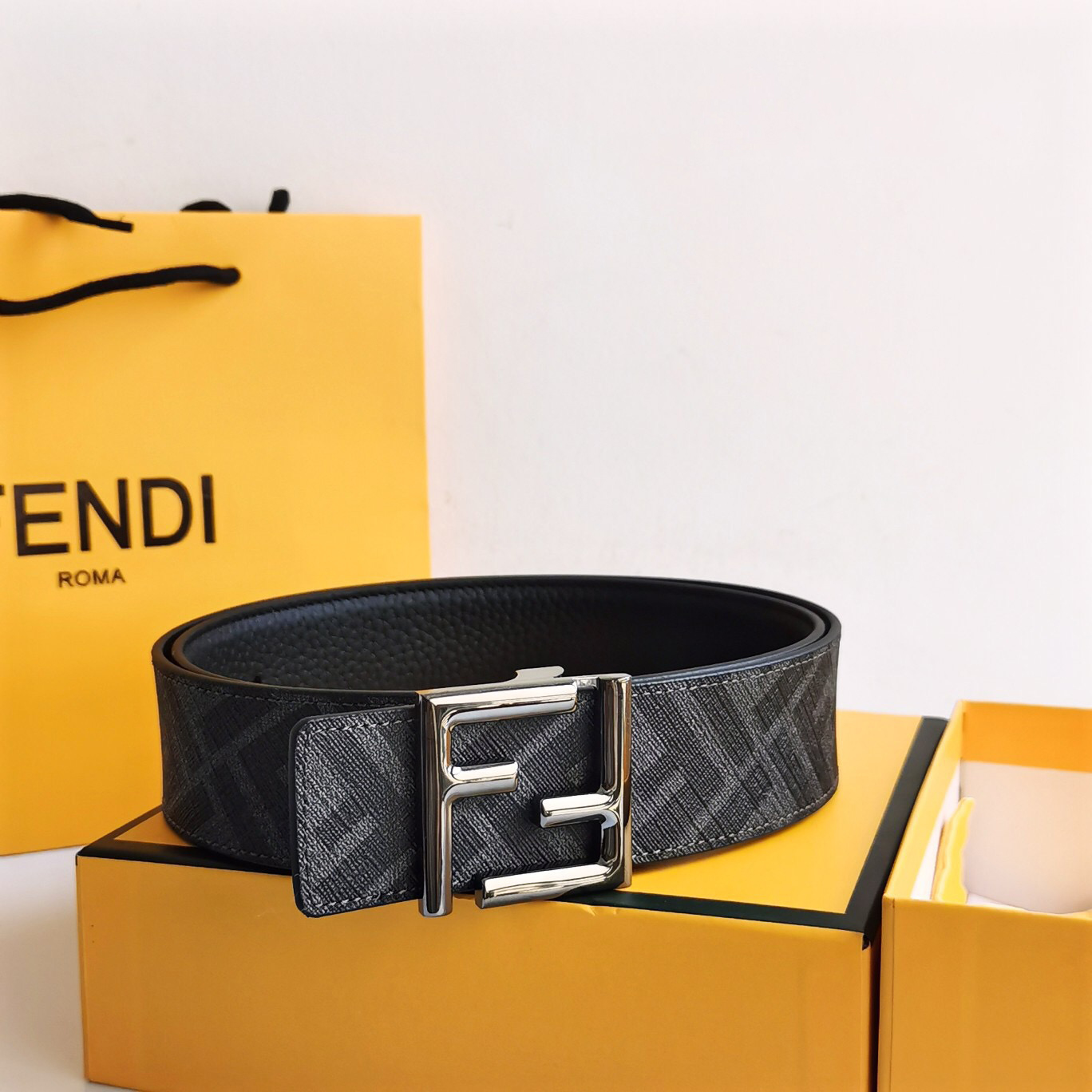 FENDI Leather It Has A Thick Touch With Clear And Distinct Printing Patterns It Is A Fashionable And Classic Men's Belt A Designer Belt A Casual And Smooth Buckle Belt For Both Women And Men With A Width Of 4.0 Cm And With Box