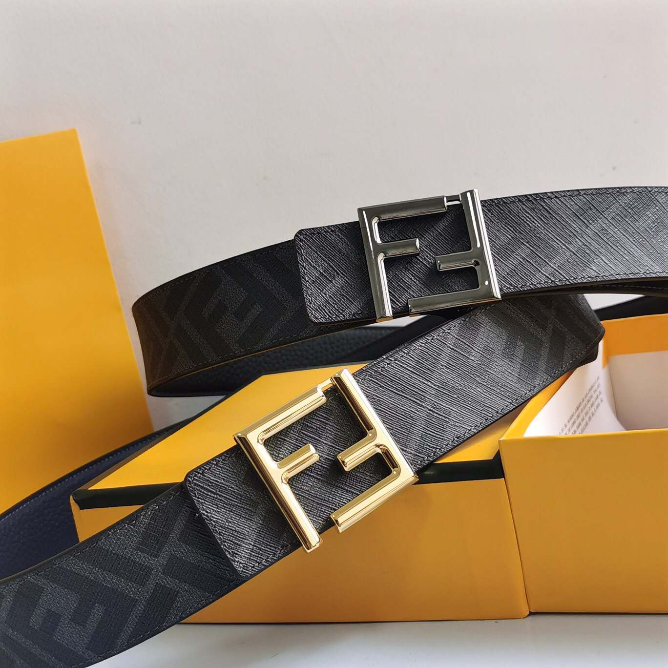 FENDI Leather It Has A Thick Touch With Clear And Distinct Printing Patterns It Is A Fashionable And Classic Men's Belt A Designer Belt A Casual And Smooth Buckle Belt For Both Women And Men With A Width Of 4.0 Cm And With Box