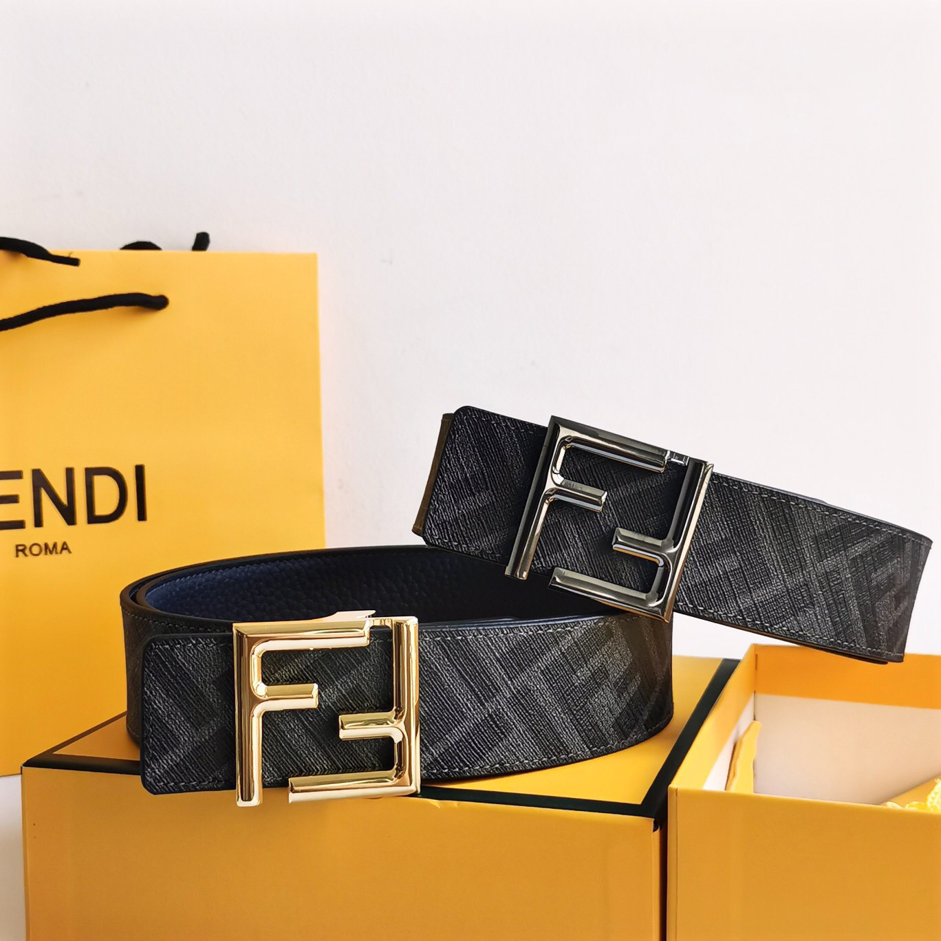 FENDI Leather It Has A Thick Touch With Clear And Distinct Printing Patterns It Is A Fashionable And Classic Men's Belt A Designer Belt A Casual And Smooth Buckle Belt For Both Women And Men With A Width Of 4.0 Cm And With Box