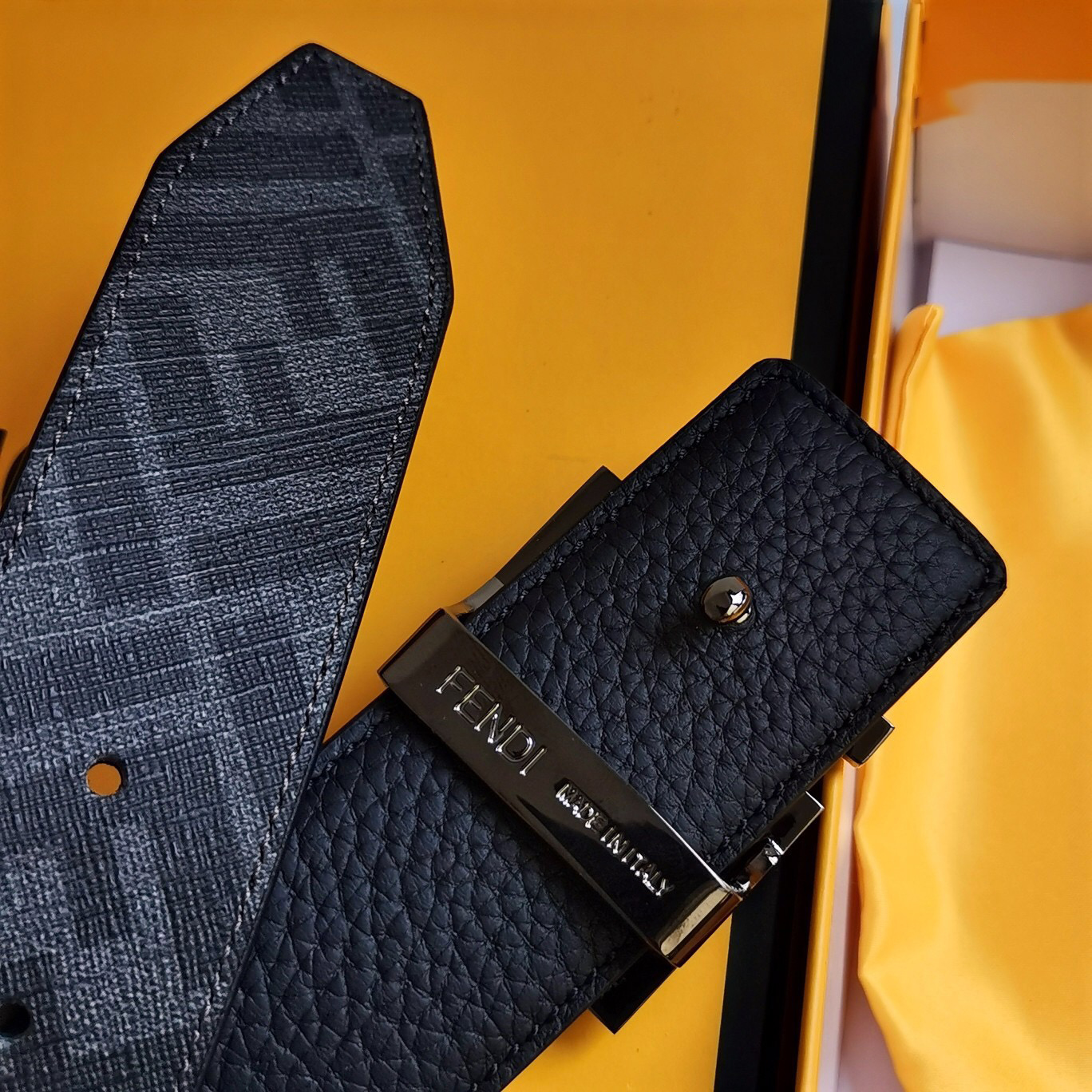 FENDI Leather It Has A Thick Touch With Clear And Distinct Printing Patterns It Is A Fashionable And Classic Men's Belt A Designer Belt A Casual And Smooth Buckle Belt For Both Women And Men With A Width Of 4.0 Cm And With Box