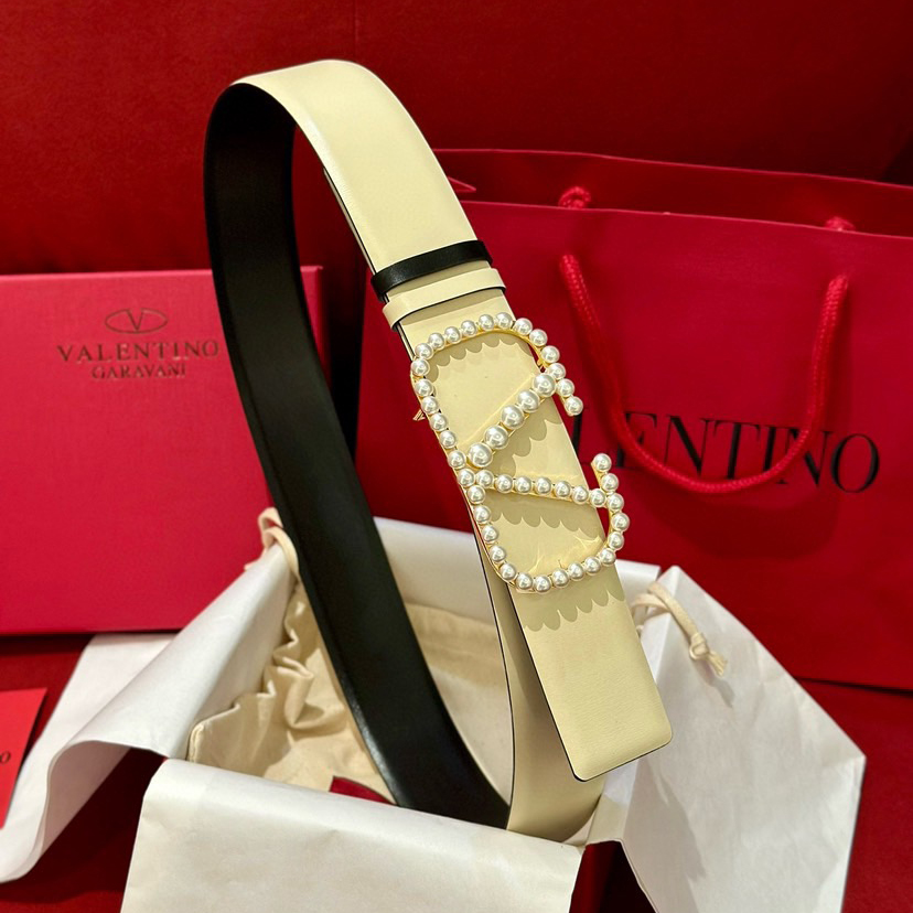 Valentino Belts For Women Designer Belt Features A High Waistline Design That Perfectly Accentuates A Slim Figure Paired With A V-Head Waistband It Exudes A Stylish And Exquisite Vibe While The Woven Straps Showcase A Refined Texture