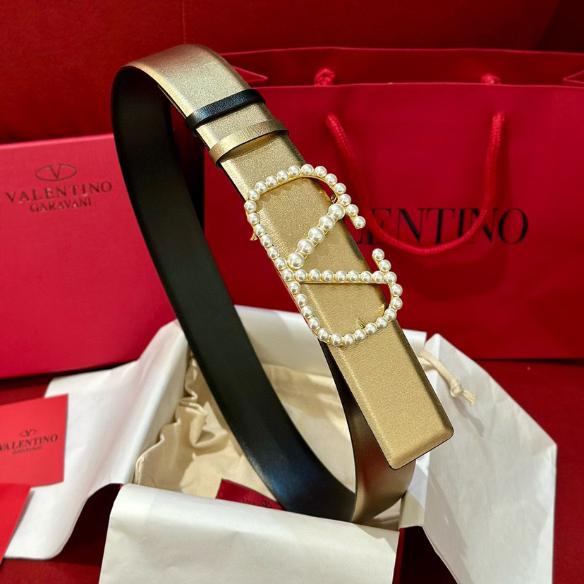 Valentino Belts For Women Designer Belt Features A High Waistline Design That Perfectly Accentuates A Slim Figure Paired With A V-Head Waistband It Exudes A Stylish And Exquisite Vibe While The Woven Straps Showcase A Refined Texture