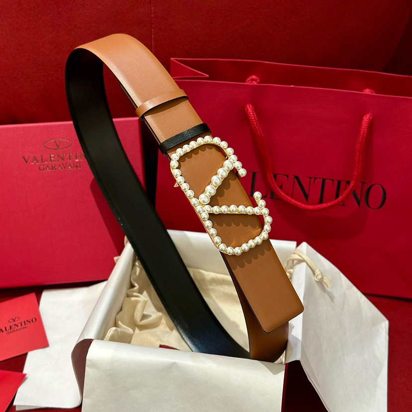 Valentino Belts For Women Designer Belt Features A High Waistline Design That Perfectly Accentuates A Slim Figure Paired With A V-Head Waistband It Exudes A Stylish And Exquisite Vibe While The Woven Straps Showcase A Refined Texture