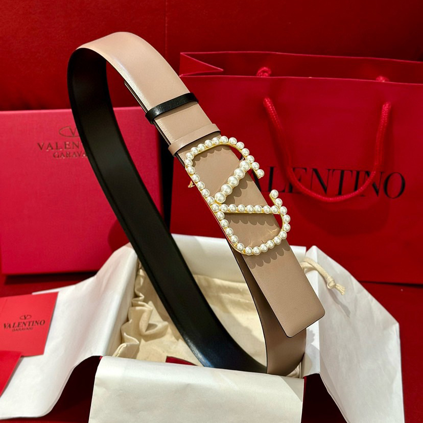 Valentino Belts For Women Designer Belt Features A High Waistline Design That Perfectly Accentuates A Slim Figure Paired With A V-Head Waistband It Exudes A Stylish And Exquisite Vibe While The Woven Straps Showcase A Refined Texture