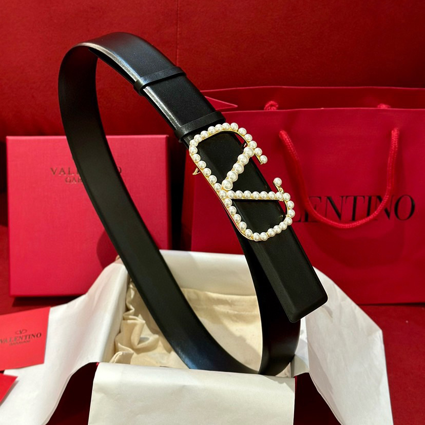 Valentino Belts For Women Designer Belt Features A High Waistline Design That Perfectly Accentuates A Slim Figure Paired With A V-Head Waistband It Exudes A Stylish And Exquisite Vibe While The Woven Straps Showcase A Refined Texture