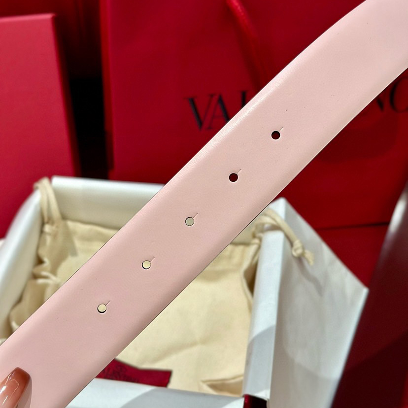 Valentino Belts For Women Designer Belt Features A High Waistline Design That Perfectly Accentuates A Slim Figure Paired With A V-Head Waistband It Exudes A Stylish And Exquisite Vibe While The Woven Straps Showcase A Refined Texture