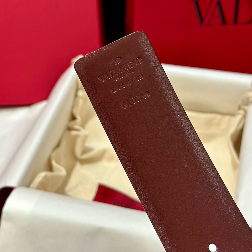 Valentino Belts For Women Designer Belt Features A High Waistline Design That Perfectly Accentuates A Slim Figure Paired With A V-Head Waistband It Exudes A Stylish And Exquisite Vibe While The Woven Straps Showcase A Refined Texture