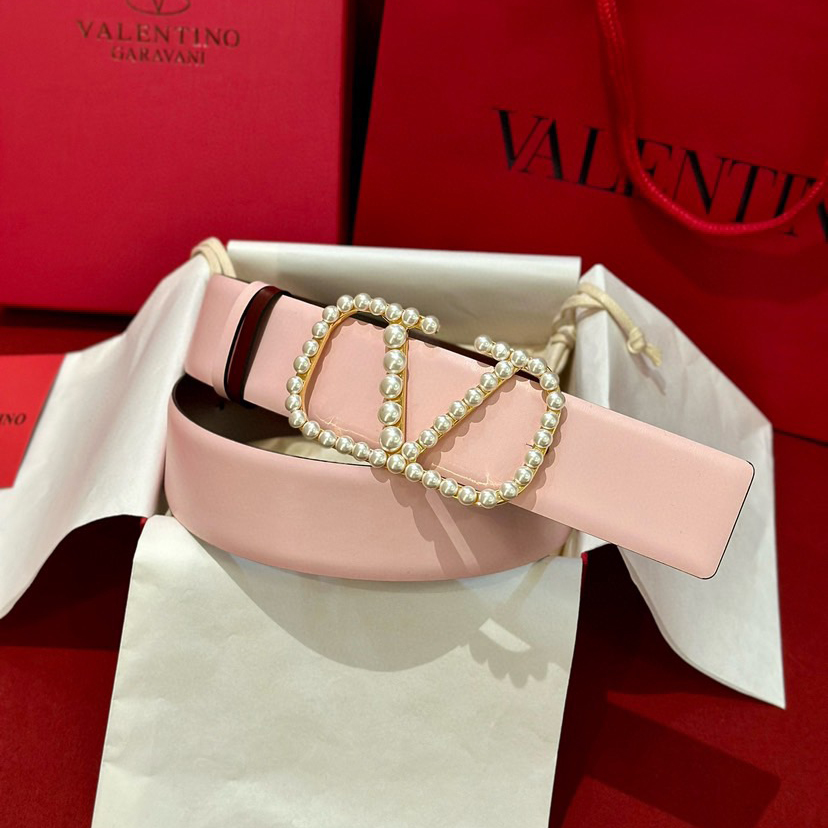 Valentino Belts For Women Designer Belt Features A High Waistline Design That Perfectly Accentuates A Slim Figure Paired With A V-Head Waistband It Exudes A Stylish And Exquisite Vibe While The Woven Straps Showcase A Refined Texture