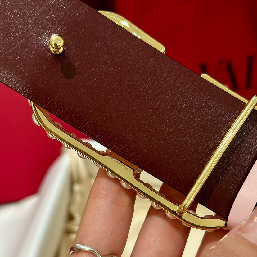 Valentino Belts For Women Designer Belt Features A High Waistline Design That Perfectly Accentuates A Slim Figure Paired With A V-Head Waistband It Exudes A Stylish And Exquisite Vibe While The Woven Straps Showcase A Refined Texture