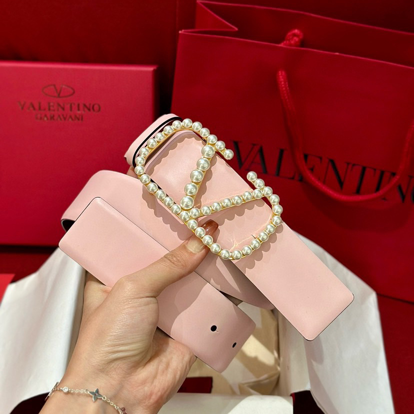 Valentino Belts For Women Designer Belt Features A High Waistline Design That Perfectly Accentuates A Slim Figure Paired With A V-Head Waistband It Exudes A Stylish And Exquisite Vibe While The Woven Straps Showcase A Refined Texture