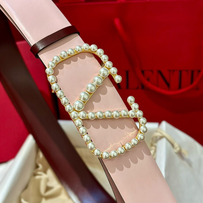 Valentino Belts For Women Designer Belt Features A High Waistline Design That Perfectly Accentuates A Slim Figure Paired With A V-Head Waistband It Exudes A Stylish And Exquisite Vibe While The Woven Straps Showcase A Refined Texture