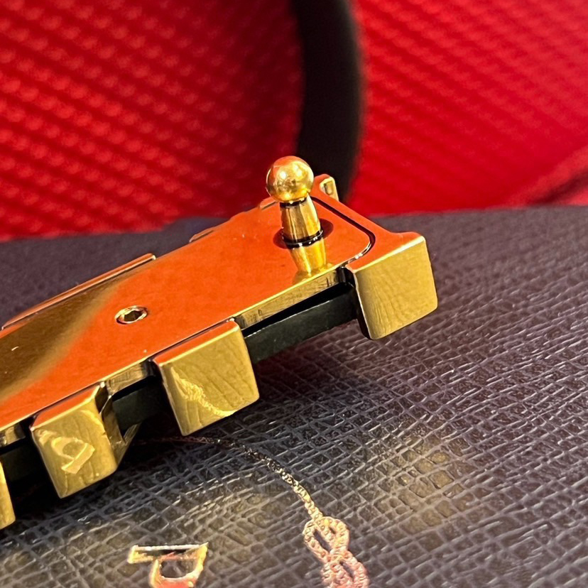 Prada Women's Brand Belt Women's High End Fashion Personalized Casual Women's Belt Saffron Imported Head Layer Cross Pattern With A Width Of 1.5cm And With Box