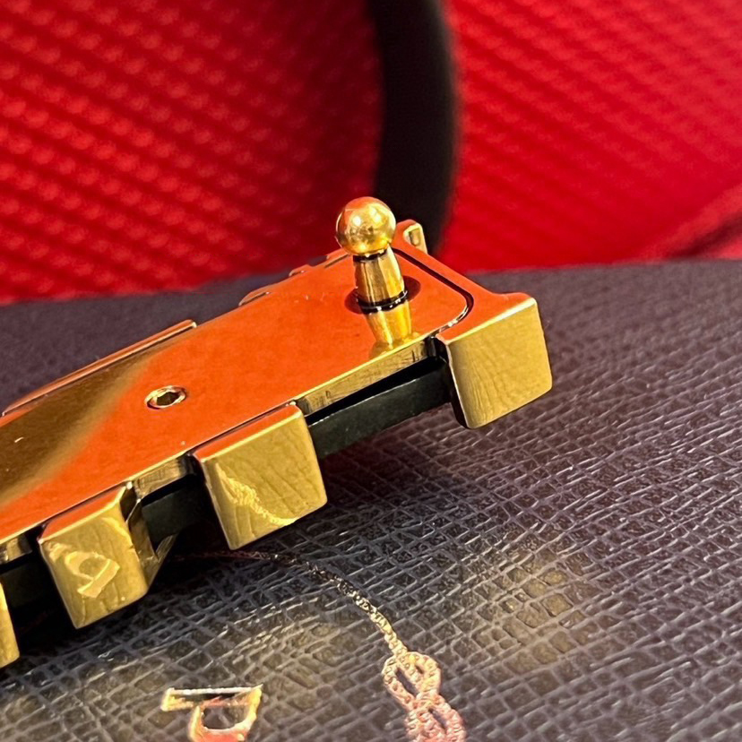 Prada Women's Brand Belt Women's High End Fashion Personalized Casual Women's Belt Saffron Imported Head Layer Cross Pattern With A Width Of 1.5cm And With Box