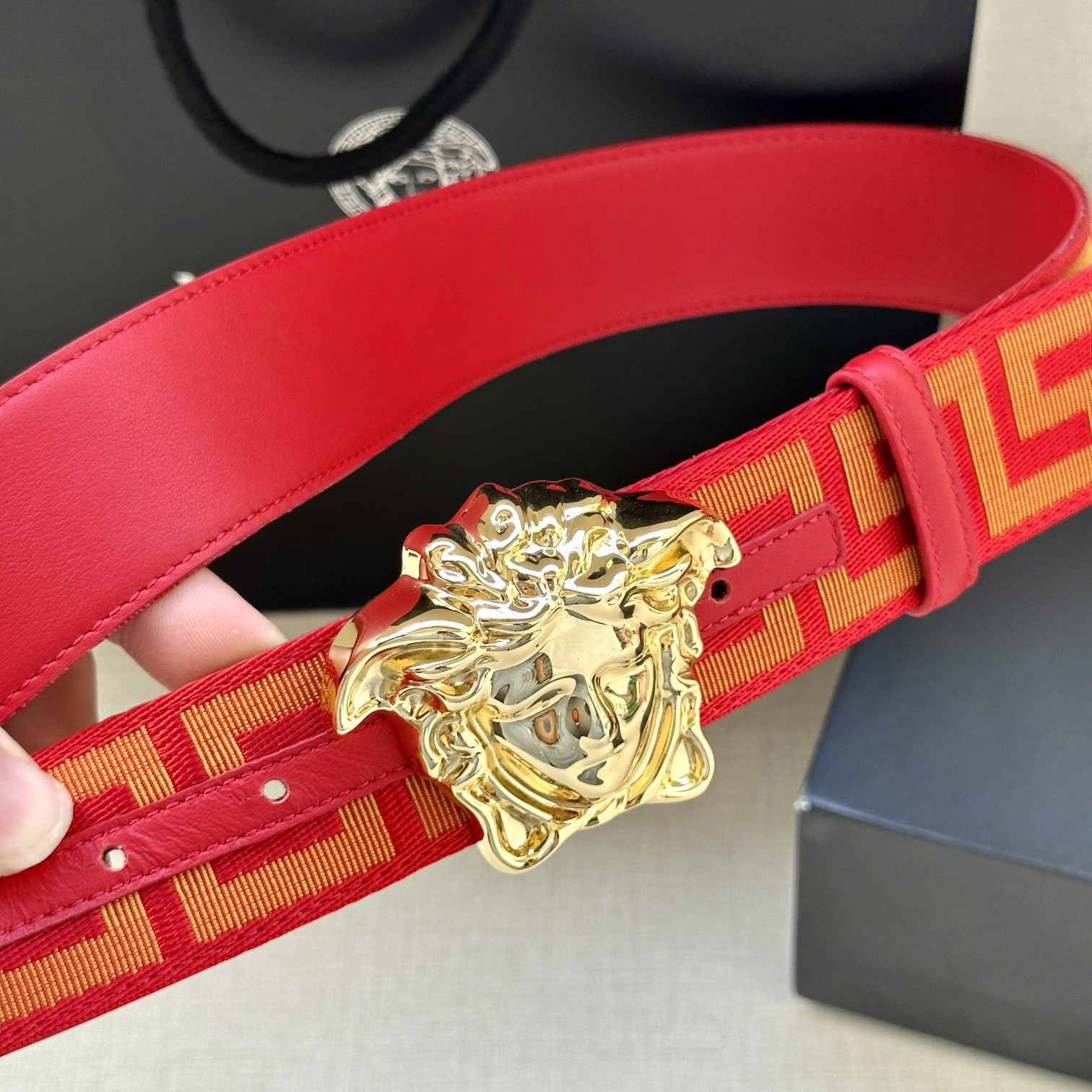 Versace Leather It Has A Thick Touch With Clear And Distinct Printing Patterns It Is A Fashionable And Classic Men's Belt A Designer Belt A Casual And Smooth Buckle Belt For Both Women And Men With A Width Of 3.8cm And With Box