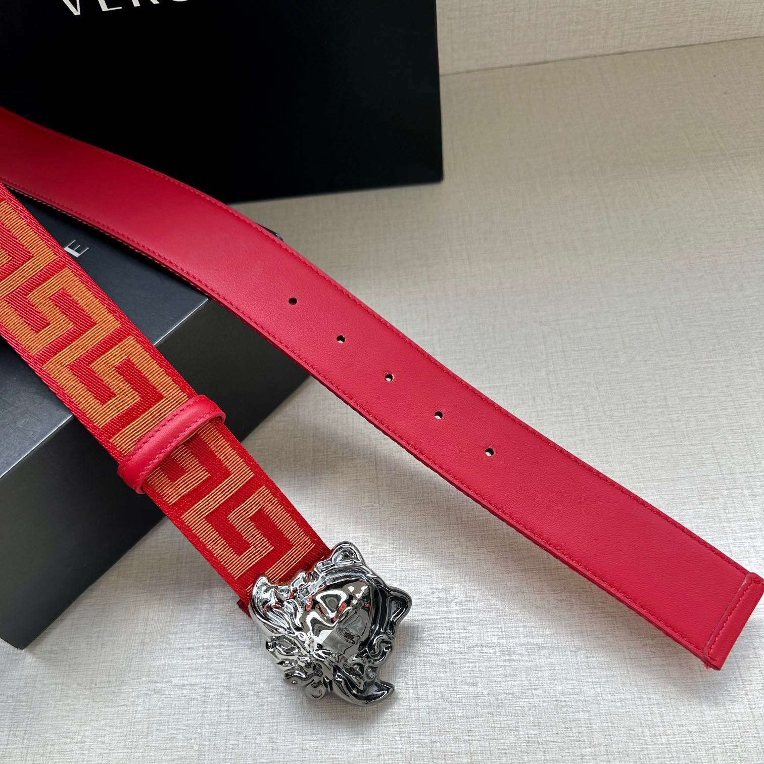 Versace Leather It Has A Thick Touch With Clear And Distinct Printing Patterns It Is A Fashionable And Classic Men's Belt A Designer Belt A Casual And Smooth Buckle Belt For Both Women And Men With A Width Of 3.8cm And With Box