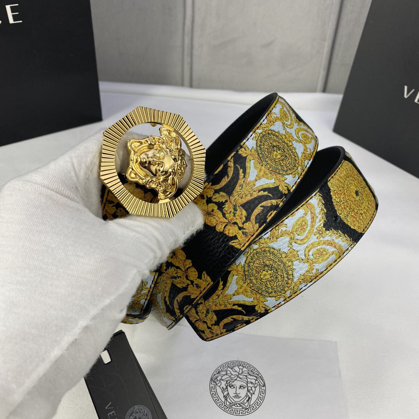 Versace Leather It Has A Thick Touch With Clear And Distinct Printing Patterns It Is A Fashionable And Classic Men's Belt A Designer Belt A Casual And Smooth Buckle Belt For Both Women And Men With A Width Of 4.0cm And With Box