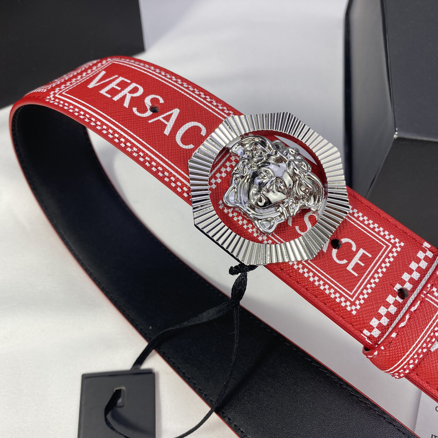 Versace Leather It Has A Thick Touch With Clear And Distinct Printing Patterns It Is A Fashionable And Classic Men's Belt A Designer Belt A Casual And Smooth Buckle Belt For Both Women And Men With A Width Of 4.0cm And With Box