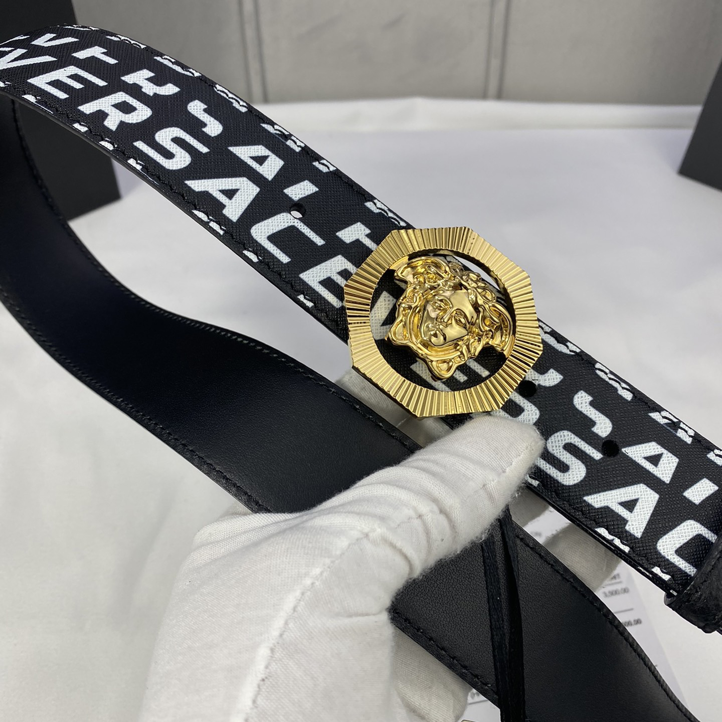Versace Leather It Has A Thick Touch With Clear And Distinct Printing Patterns It Is A Fashionable And Classic Men's Belt A Designer Belt A Casual And Smooth Buckle Belt For Both Women And Men With A Width Of 4.0cm And With Box