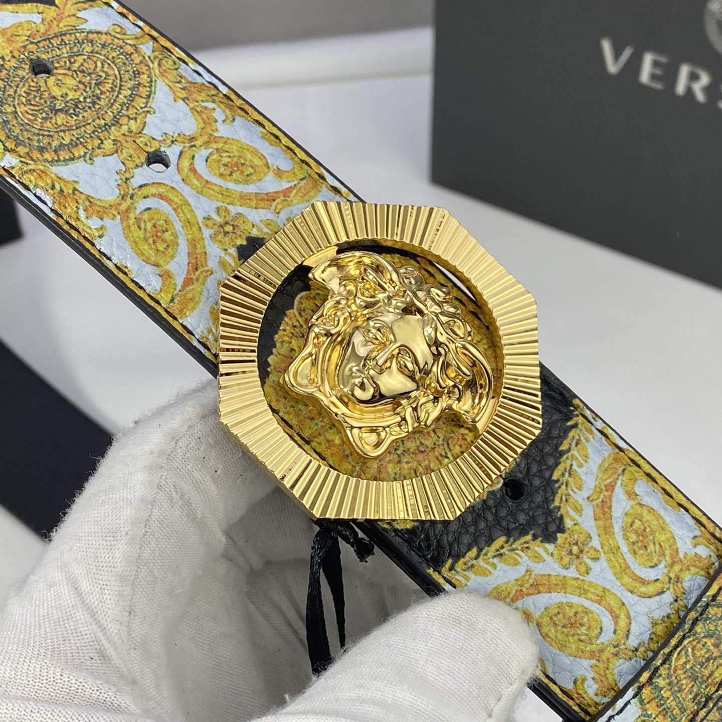 Versace Leather It Has A Thick Touch With Clear And Distinct Printing Patterns It Is A Fashionable And Classic Men's Belt A Designer Belt A Casual And Smooth Buckle Belt For Both Women And Men With A Width Of 4.0cm And With Box