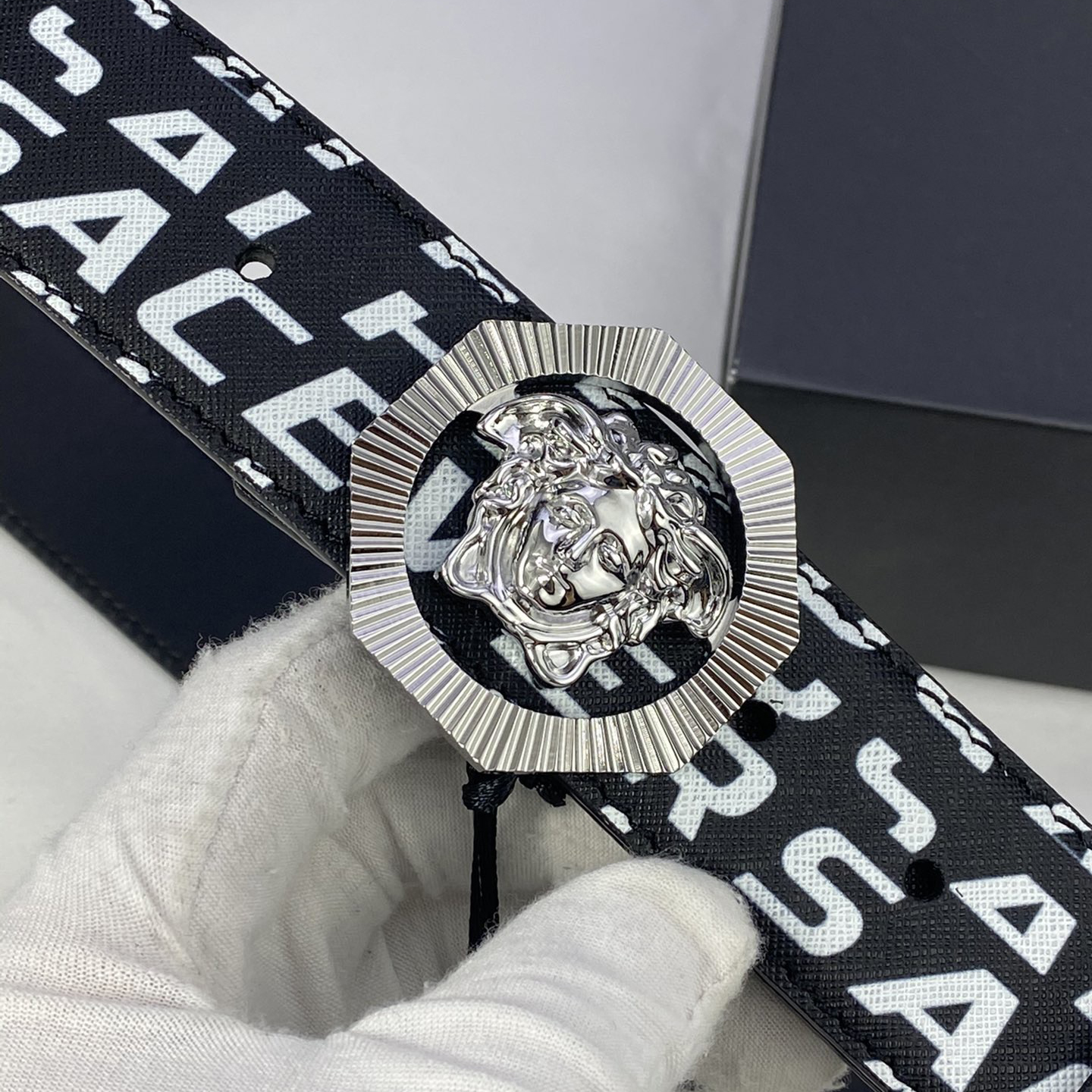 Versace Leather It Has A Thick Touch With Clear And Distinct Printing Patterns It Is A Fashionable And Classic Men's Belt A Designer Belt A Casual And Smooth Buckle Belt For Both Women And Men With A Width Of 4.0cm And With Box