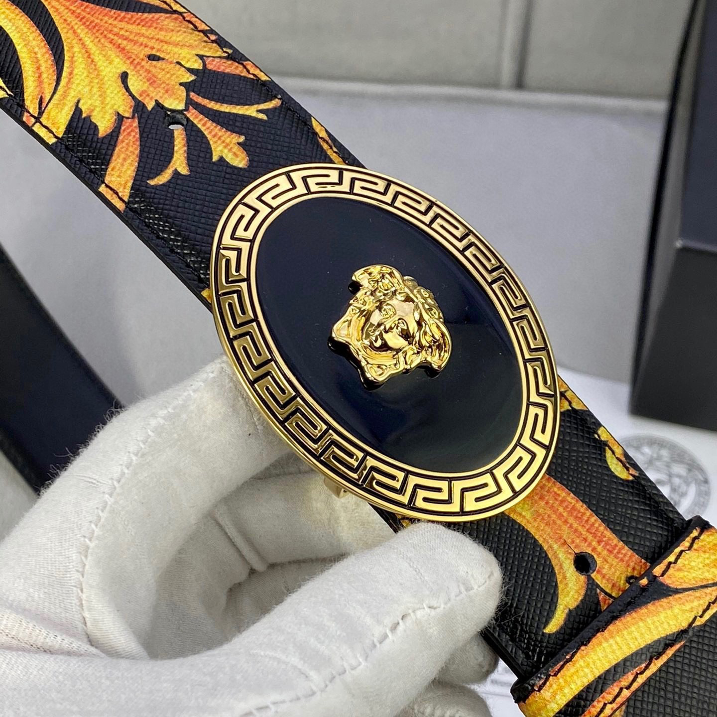 Versace Leather It Has A Thick Touch With Clear And Distinct Printing Patterns It Is A Fashionable And Classic Men's Belt A Designer Belt A Casual And Smooth Buckle Belt For Both Women And Men With A Width Of 4.0cm And With Box