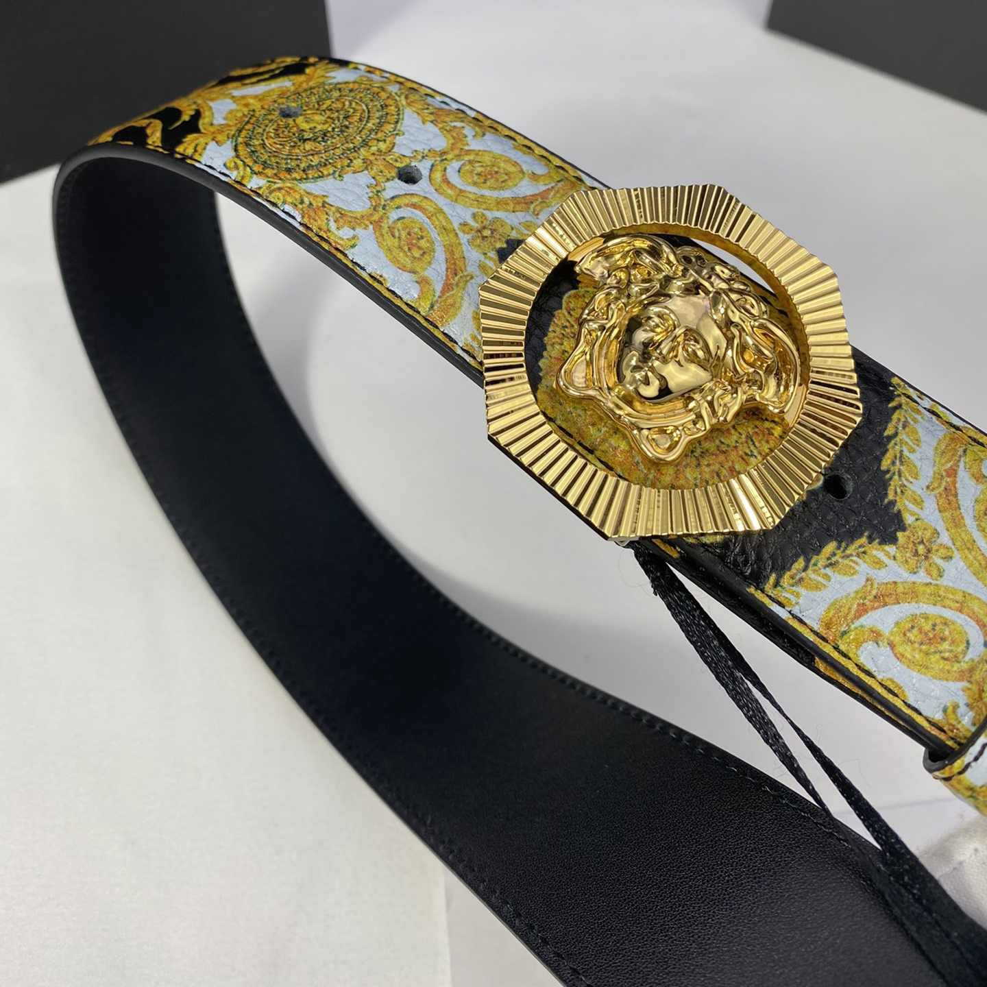 Versace Leather It Has A Thick Touch With Clear And Distinct Printing Patterns It Is A Fashionable And Classic Men's Belt A Designer Belt A Casual And Smooth Buckle Belt For Both Women And Men With A Width Of 4.0cm And With Box