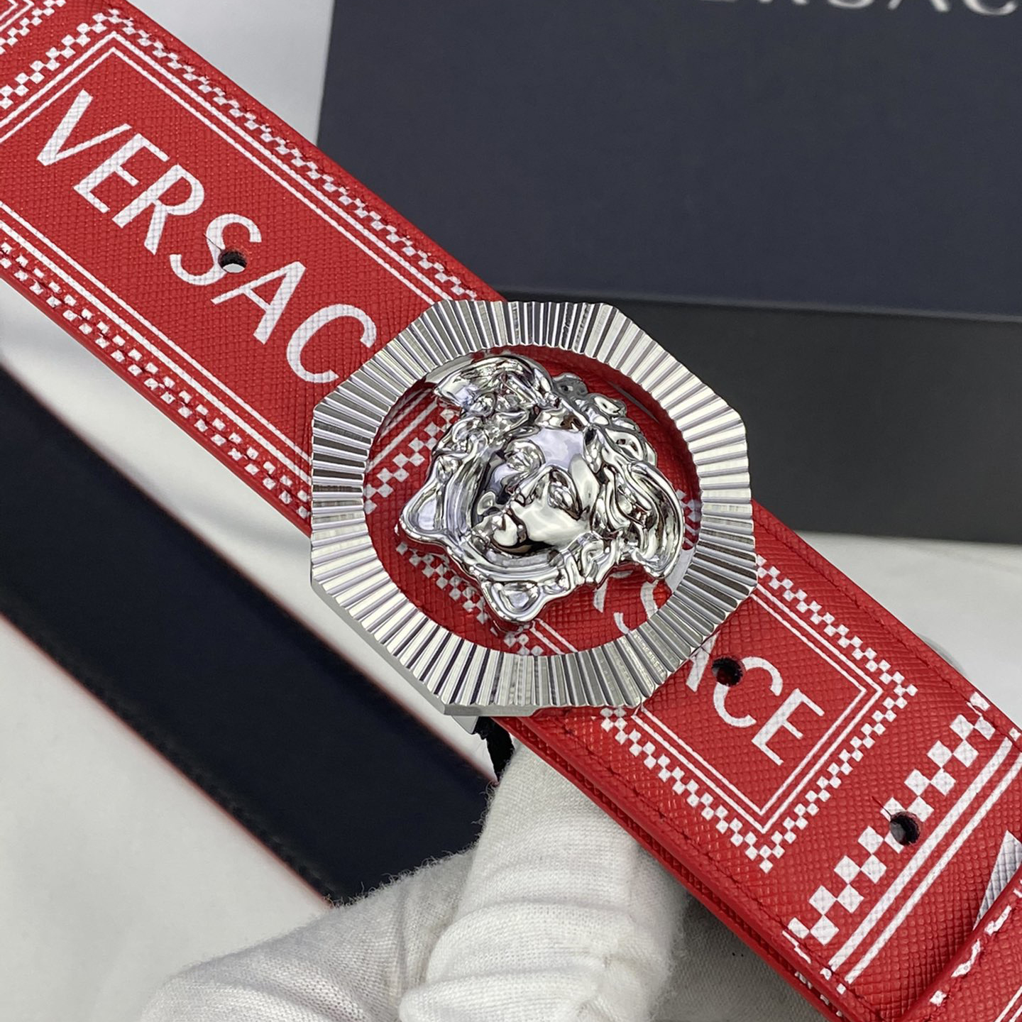 Versace Leather It Has A Thick Touch With Clear And Distinct Printing Patterns It Is A Fashionable And Classic Men's Belt A Designer Belt A Casual And Smooth Buckle Belt For Both Women And Men With A Width Of 4.0cm And With Box