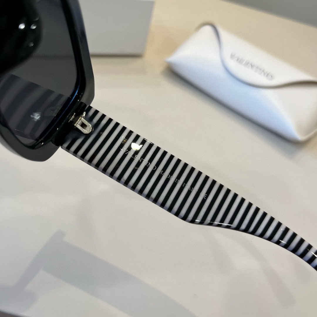 Valentino Sunglasses Fashion Glasses Oval Frame Designer Sunglass Womens Anti-Radiation Polarized Lenses Mens Retro Eyeglasses With Box