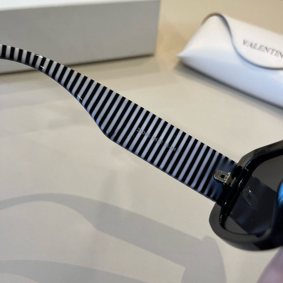 Valentino Sunglasses Fashion Glasses Oval Frame Designer Sunglass Womens Anti-Radiation Polarized Lenses Mens Retro Eyeglasses With Box