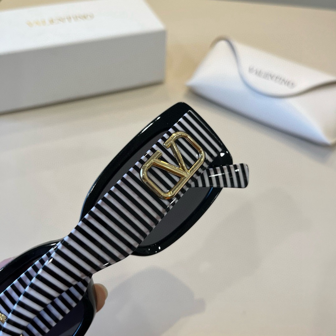 Valentino Sunglasses Fashion Glasses Oval Frame Designer Sunglass Womens Anti-Radiation Polarized Lenses Mens Retro Eyeglasses With Box