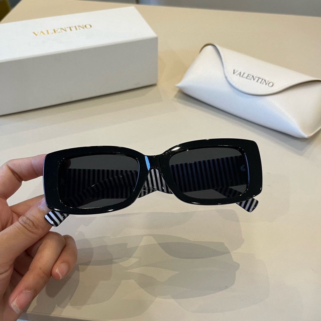 Valentino Sunglasses Fashion Glasses Oval Frame Designer Sunglass Womens Anti-Radiation Polarized Lenses Mens Retro Eyeglasses With Box